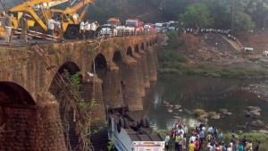 India 16 muertos al caer un autobús al lecho seco de un río 