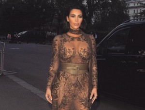 Kim Kardashian eligió a Roberto Cavalli para triunfar en fiesta Vogue