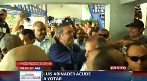 Luis Abinader acude a votar 