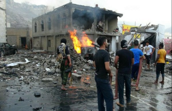 Al menos 41 muertos dejan dos atentados contra una comisaría en Yemen