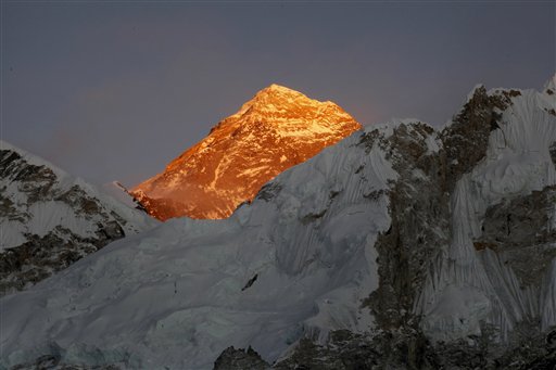 Más de 150 personas escalan el Everest ante mejora del clima