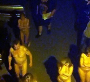 Policía rusa obligó a trabajadoras sexuales  y clientes a caminar desnudos por la calle