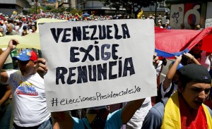 Oposición venezolana marcha por referendo contra Maduro
