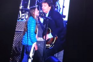 Niña argentina cumple su sueño y toca con Paul McCartney