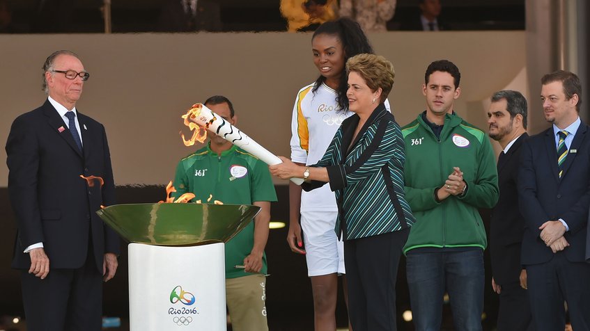 Presidenta de Brasil recibe la llama olímpica
