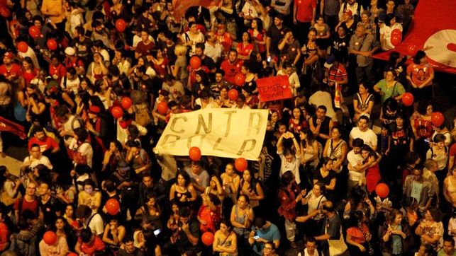 Rousseff es arropada por activistas y pide que la democracia no "sea herida"