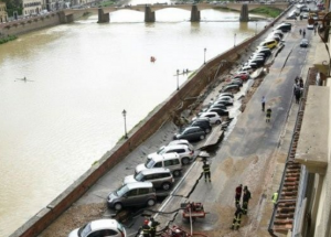 ¡Increíble! Se hunde una calle en Italia y se traga más de 20 carros