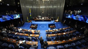 Comisión decide si acusación de Rousseff irá a juicio 