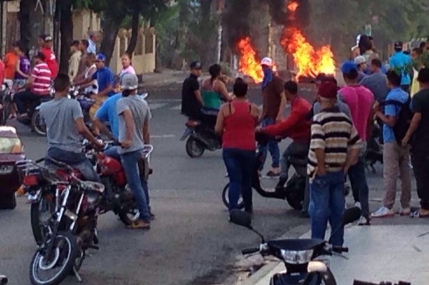 Incendian gomas en alrededores de Junta Electoral de Tamboril