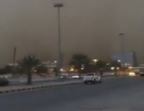 “Tsunami” de polvo arrasa una localidad saudí