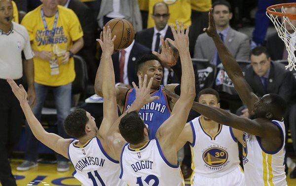 Warriors derrotan a Oklahoma City y se mantienen con vida en la final del oeste en la NBA