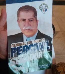 Avioneta llena espacio del Palacio Nacional con afiches de candidato Percival Peña