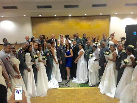 PN celebra boda colectiva de agentes en Santiago