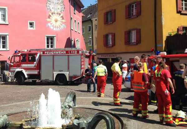 Un muerto, 10 heridos al estrellarse auto en café de Alemania