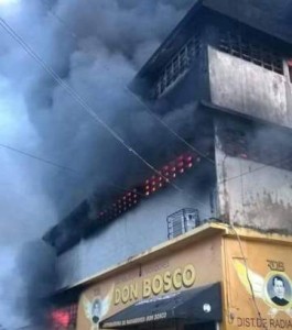 Se registra fuego en Mercado Público de La Vega