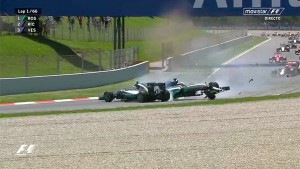 Hamilton y Rosberg chocan entre sí en primera vuelta del Gran Premio España