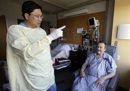 Hombre con pene trasplantado espera ser un "hombre completo"