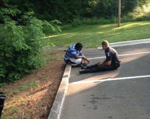 La foto de un policía de EE.UU. que consuela a un joven autista se vuelve viral en la Red