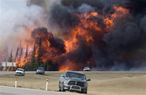 Temperatura y lluvia favorecen combate a incendio en Canadá