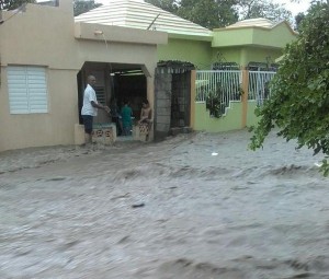 Azua: lluvias inundan viviendas en sector Punta de Garza