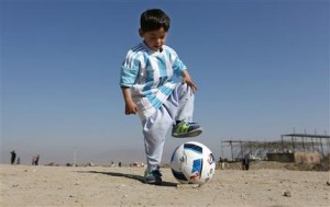 Niño seguidor de Messi deja Afganistán tras amenazas