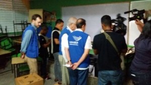 Observadores internacionales inician labor en centros de votación; se reporta tardanza para votación