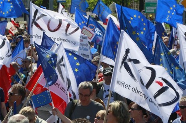 Miles de polacos protestan contra el Gobierno