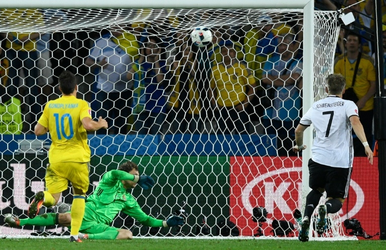 Neuer evita un susto a Alemania, que gana por 2-0 a Ucrania