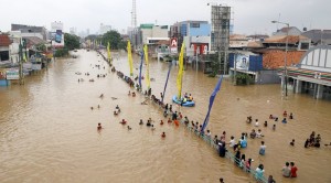 Aumentan a 43 muertos por inundaciones y deslaves en Indonesia
