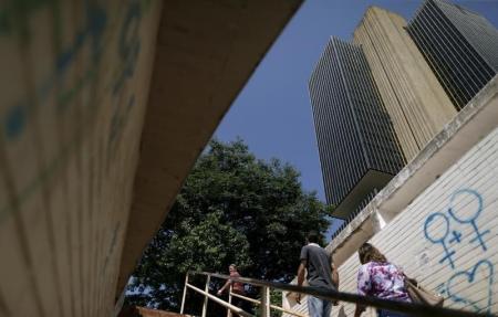 Banco Central de Brasil mantiene tasa estable para combatir altos precios