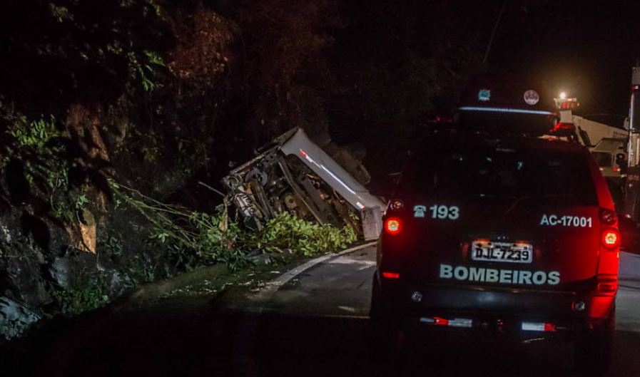 Autobús cae por un barranco dejando al menos 15 muertos y 31 heridos en Brasil