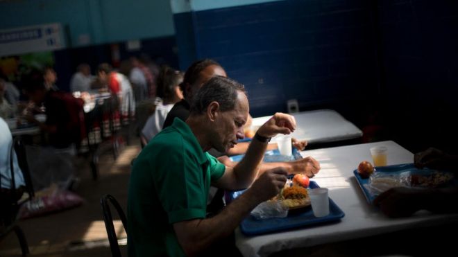 Comedores populares de Río de Janeiro cierran por crisis financiera