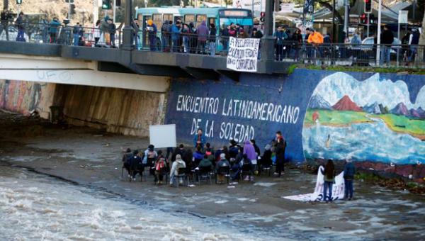 Estudiantes chilenos protestan asistiendo a clases a orillas del río Mapocho
