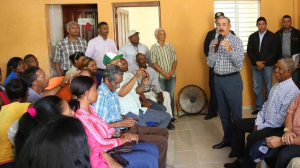  
Presidente Medina realiza visita sorpresa a productores de El Palmar, Neiba
