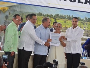 Presidente Medina entrega más de 1500 títulos definitivos a familias SFM y Bonao