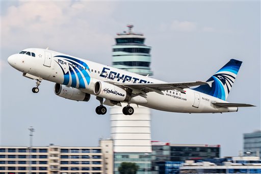 Detectan posibles señales de cajas negras de avión EgyptAir