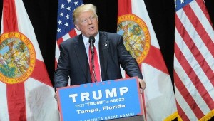 Donald Trump se define en mitin en Florida como la 