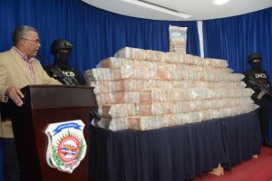 Autoridades decomisan 748 paquetes de droga y casi un millón de dólares