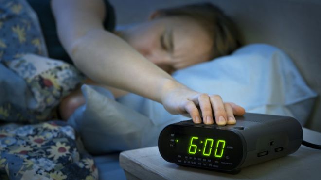 ¿Es aconsejable retrasar la alarma del despertador una y otra vez?