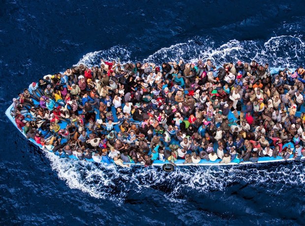Naufraga en mar Mediterráneo una embarcación con 700 inmigrantes