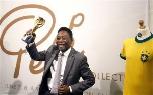 Exfutbolista Pelé subasta sus trofeos