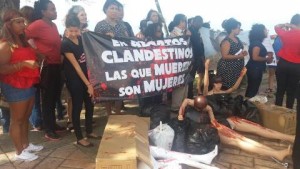 Asamblea OEA: Feministas se manifiestan a favor de despenalizar aborto 


