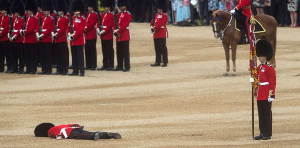 Guardia real colapsa en medio de desfile de cumpleaños de Isabel II