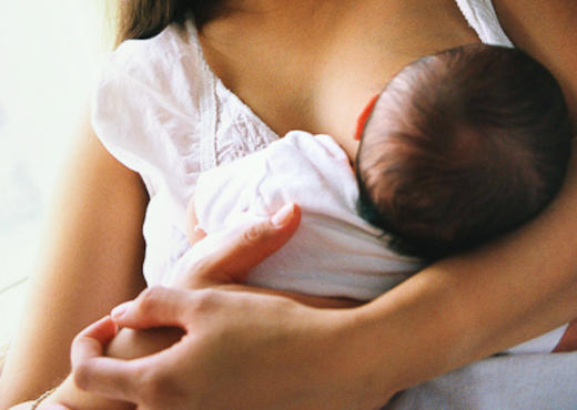 Otro beneficio de la lactancia materna en bebés prematuros