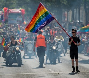 Marcha gay de Viena rinde homenaje a víctimas de Orlando