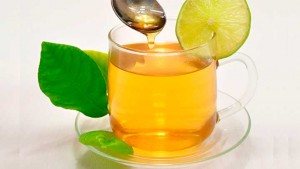 Los beneficios de tomar agua tibia con miel