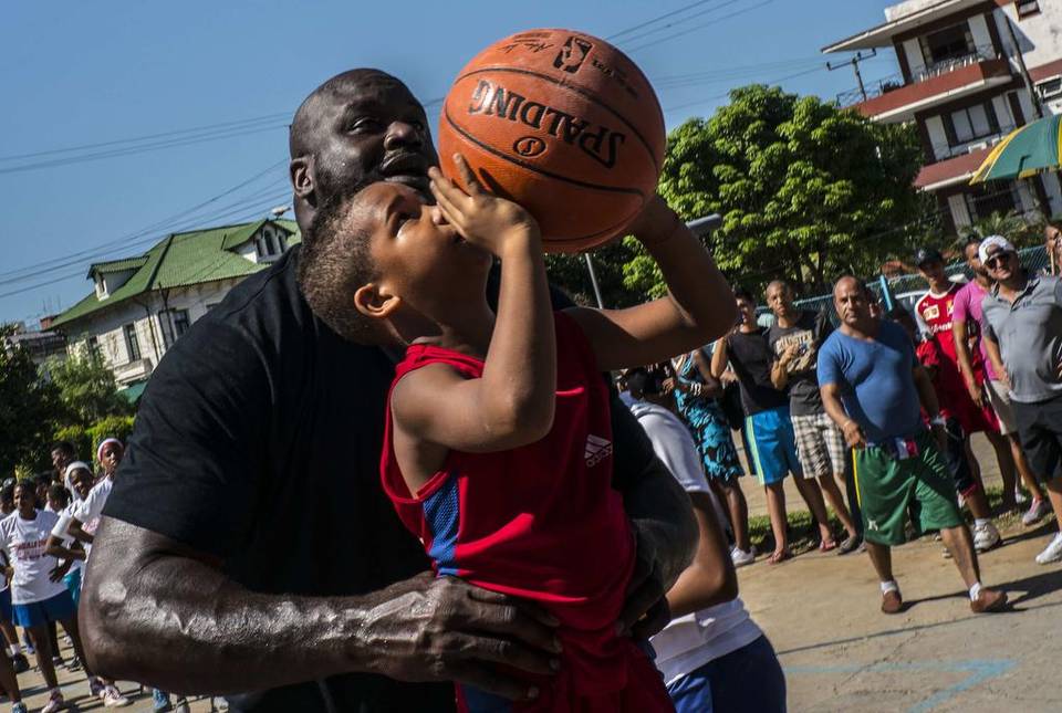 Shaquille O'Neal ofrece su primer taller de basquetbol en Cuba