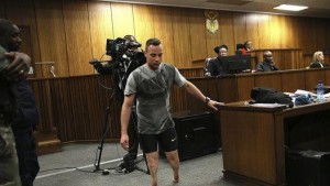 Oscar Pistorius comparece sin sus prótesis ante el juez para mostrar su vulnerabilidad