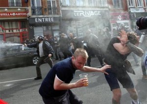Policía francesa rocía gas lacrimógeno a fanáticos de Inglaterra 