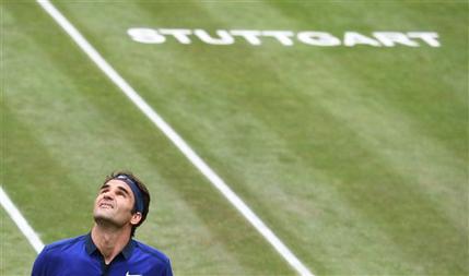 El suizo Roger Federer reacciona durante un partido ante Dominic Thiem en el torneo de Stuttgart